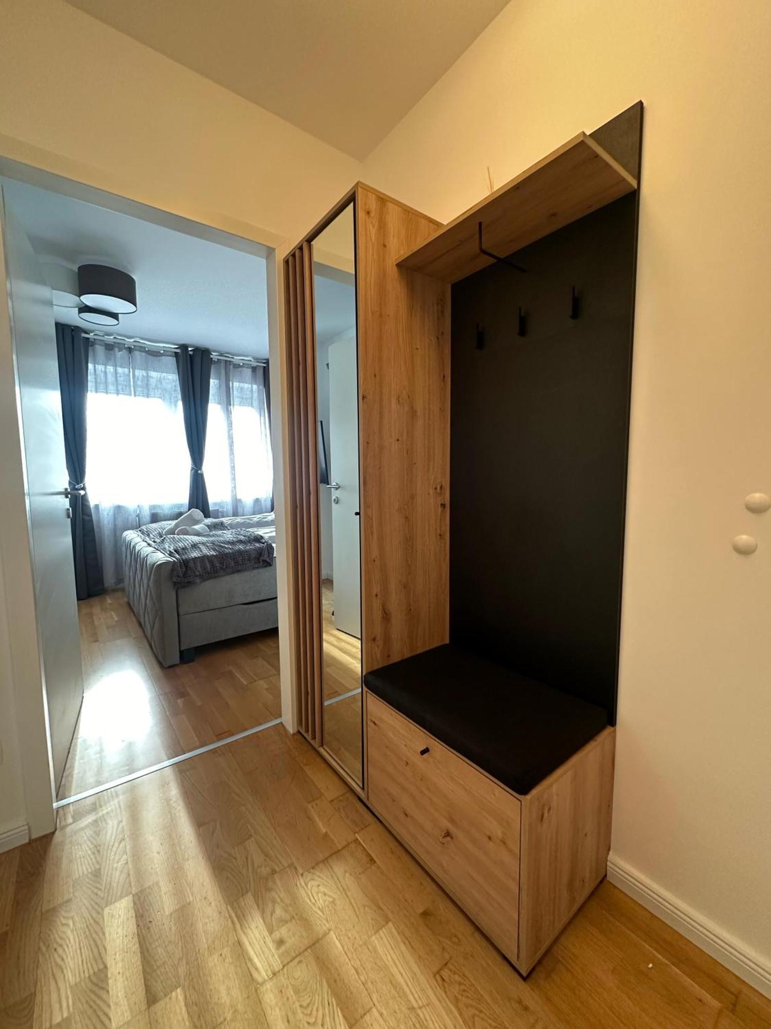 Chic 1br & 1lr, Kingbed, Only 9 Min To Center Via Metro Viena