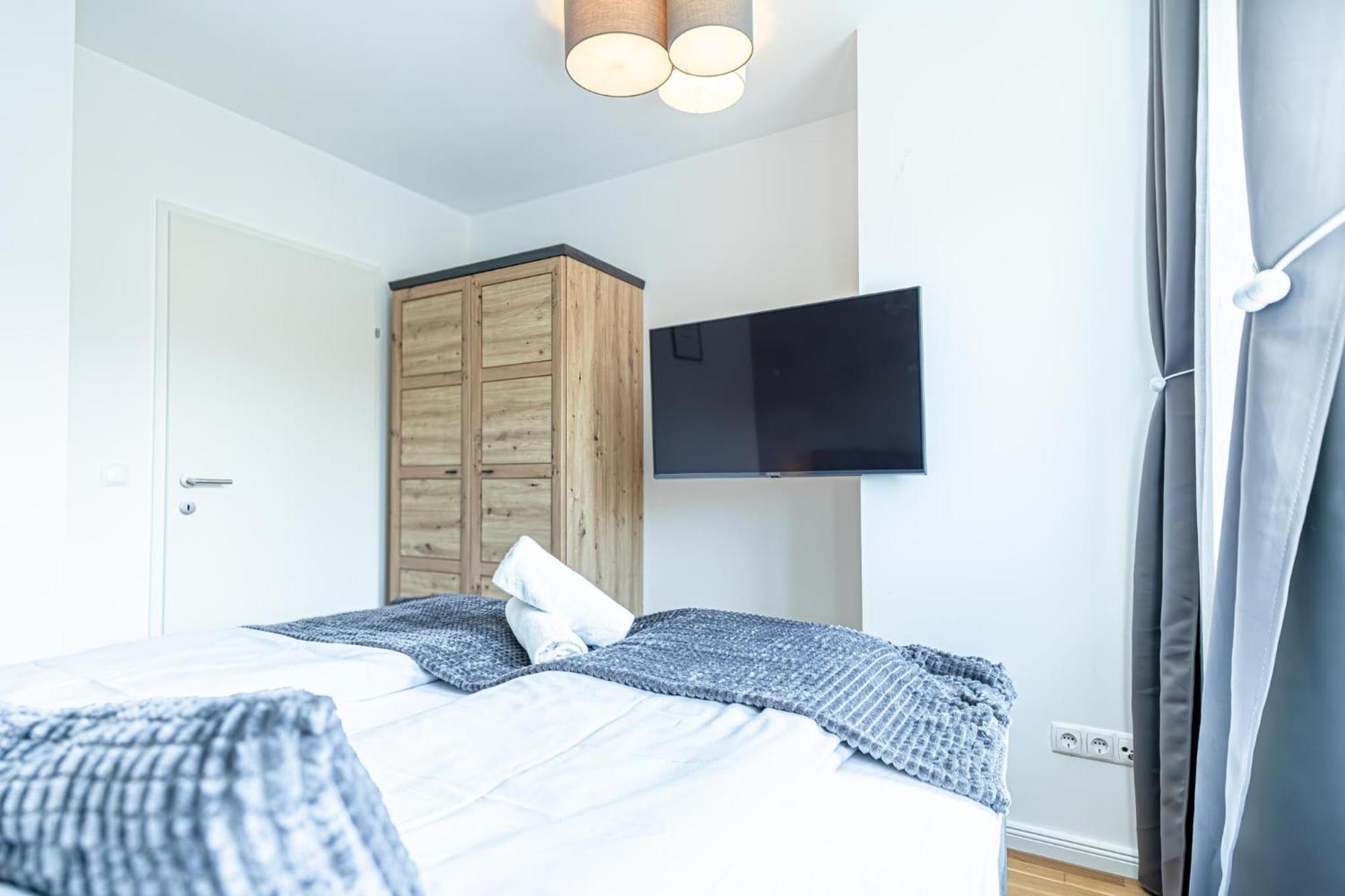 Chic 1br & 1lr, Kingbed, Only 9 Min To Center Via Metro Viena