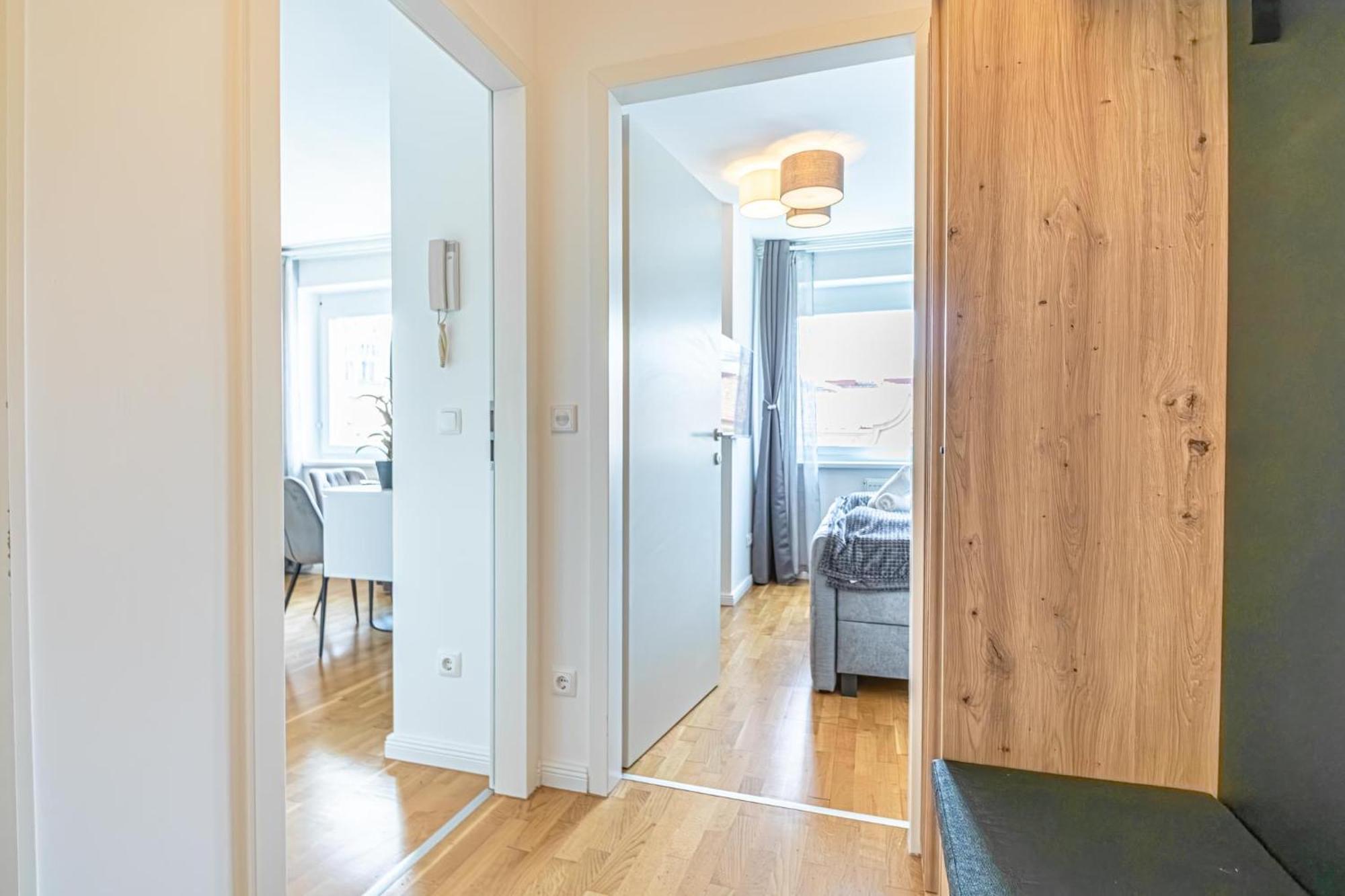Chic 1br & 1lr, Kingbed, Only 9 Min To Center Via Metro * Viena