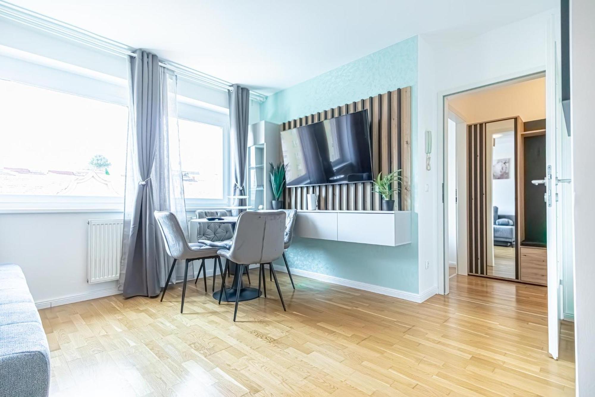 Chic 1br & 1lr, Kingbed, Only 9 Min To Center Via Metro Apartament *