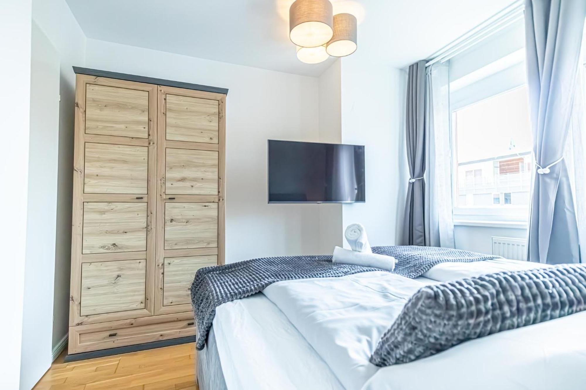 Chic 1br & 1lr, Kingbed, Only 9 Min To Center Via Metro Apartament