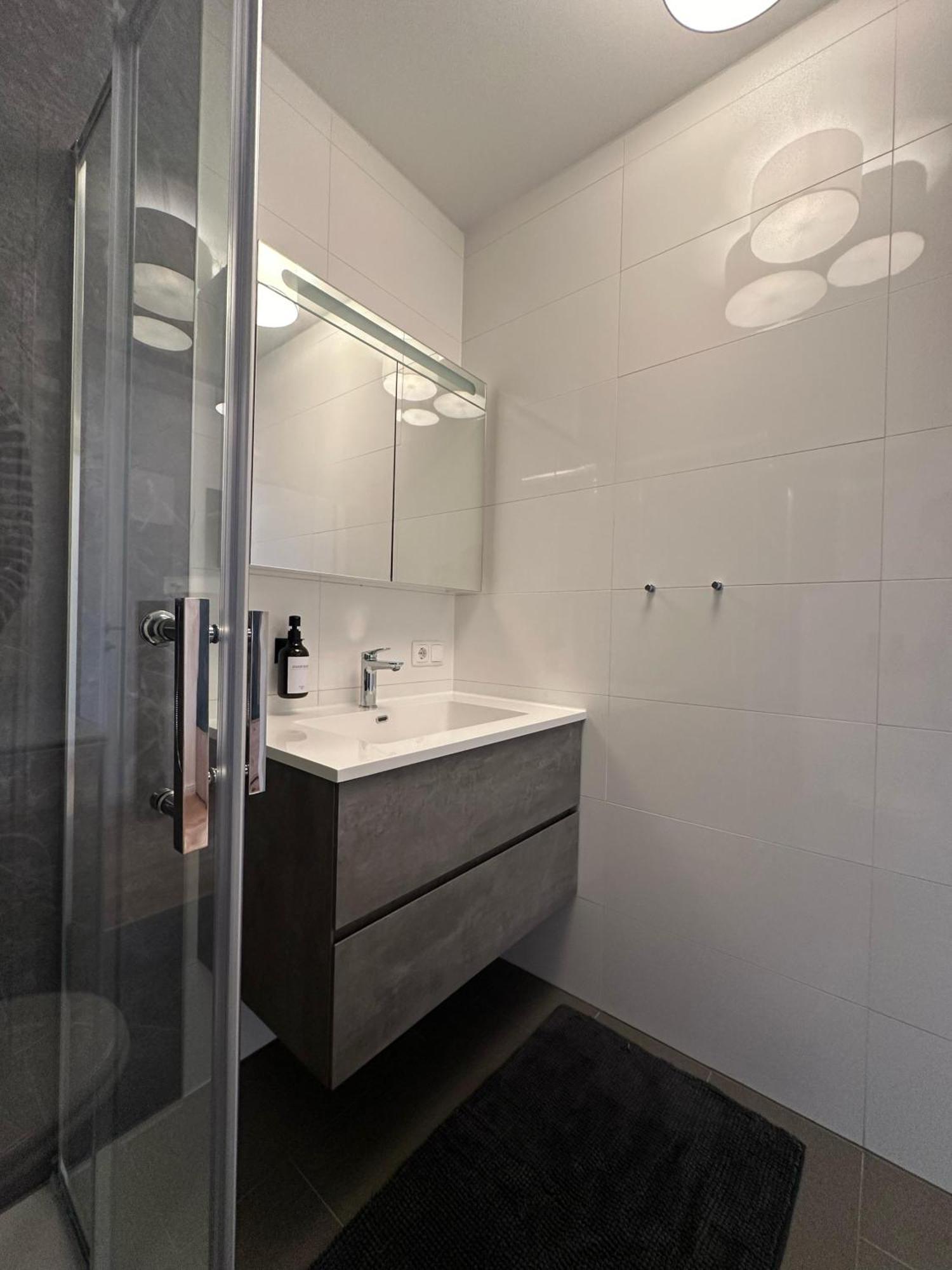 Chic 1br & 1lr, Kingbed, Only 9 Min To Center Via Metro Appartamento Vienna