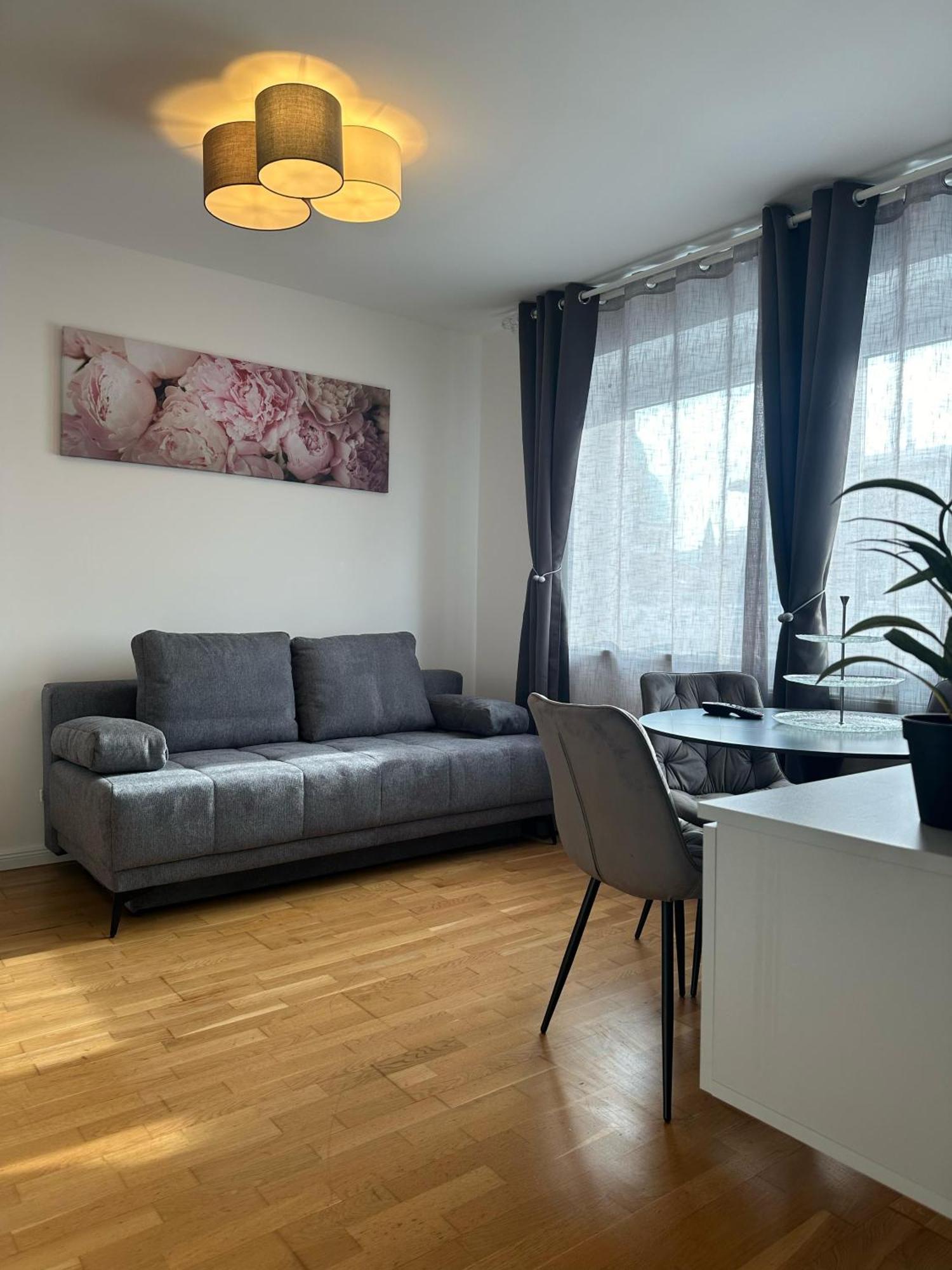 Chic 1br & 1lr, Kingbed, Only 9 Min To Center Via Metro Appartamento