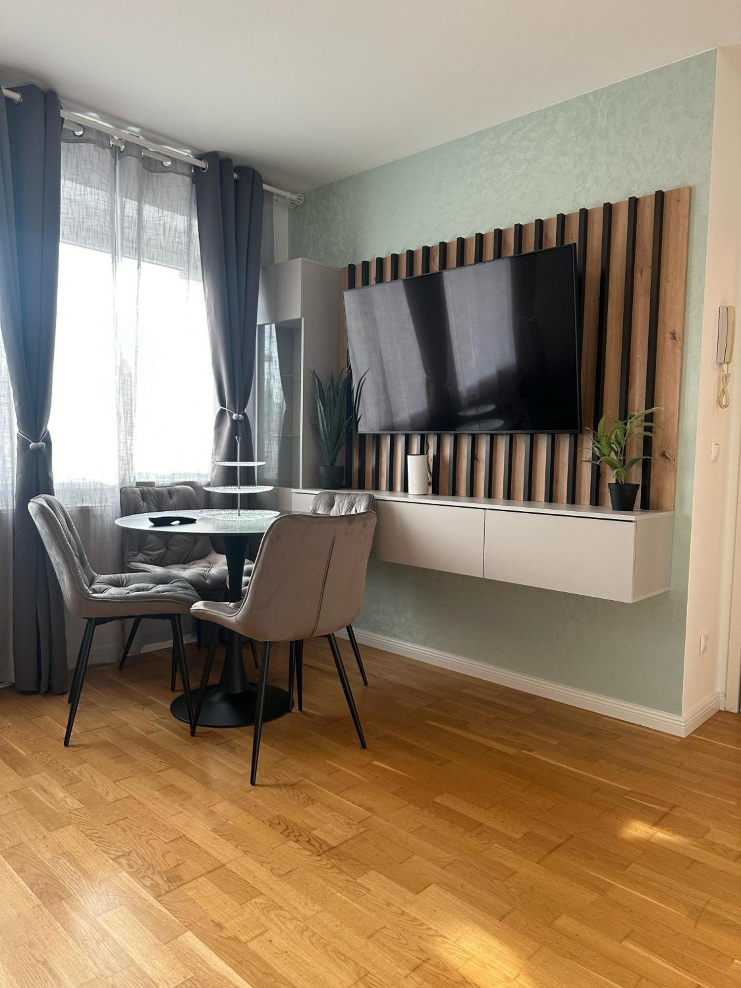 Appartamento Chic 1br & 1lr, Kingbed, Only 9 Min To Center Via Metro Vienna