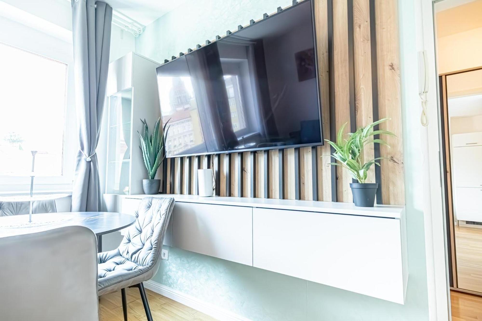 Appartamento Chic 1br & 1lr, Kingbed, Only 9 Min To Center Via Metro
