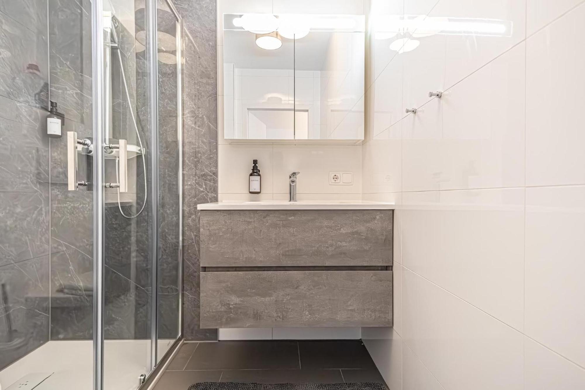 Appartamento Chic 1br & 1lr, Kingbed, Only 9 Min To Center Via Metro